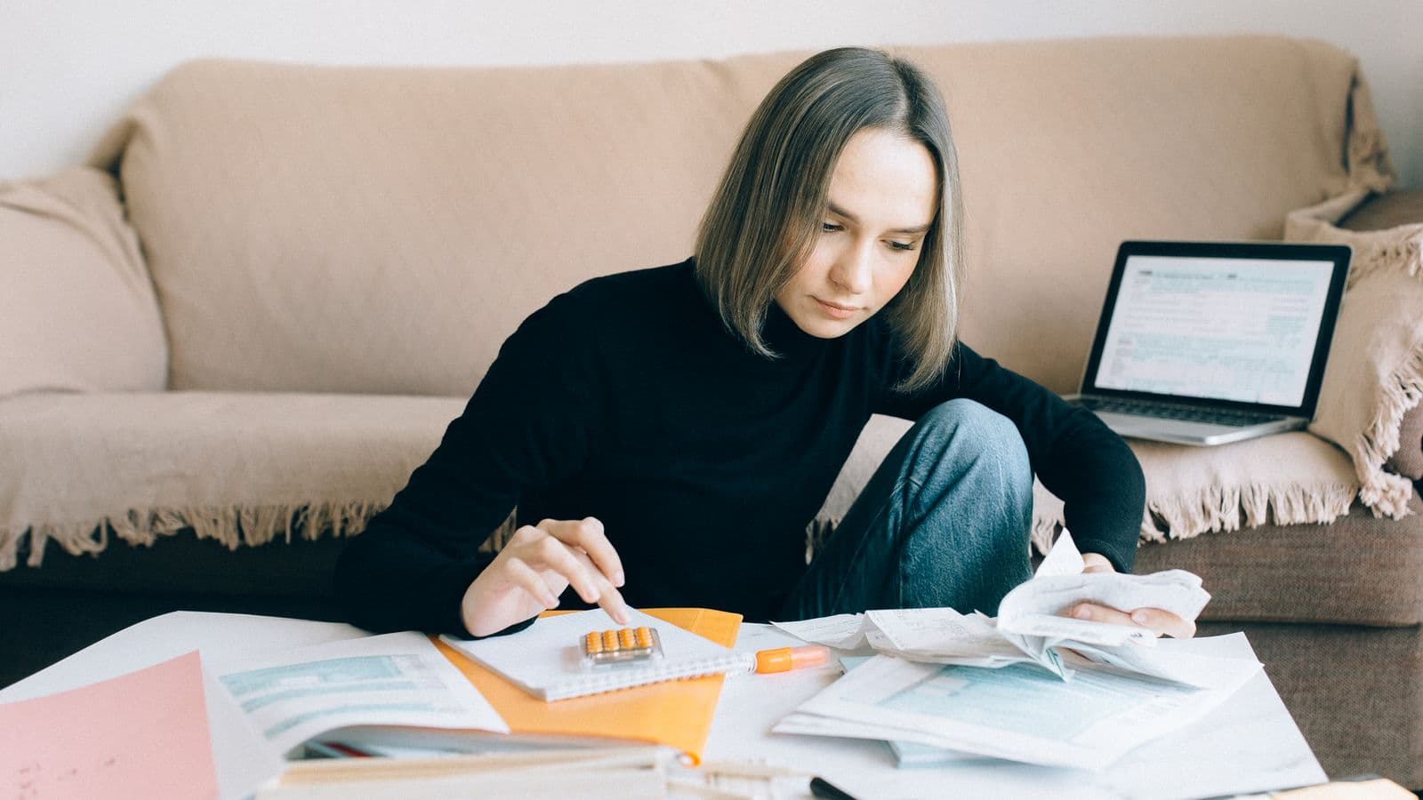 Przedsiębiorczyni analizująca faktury i finanse firmy przed wnioskiem hipotecznym.