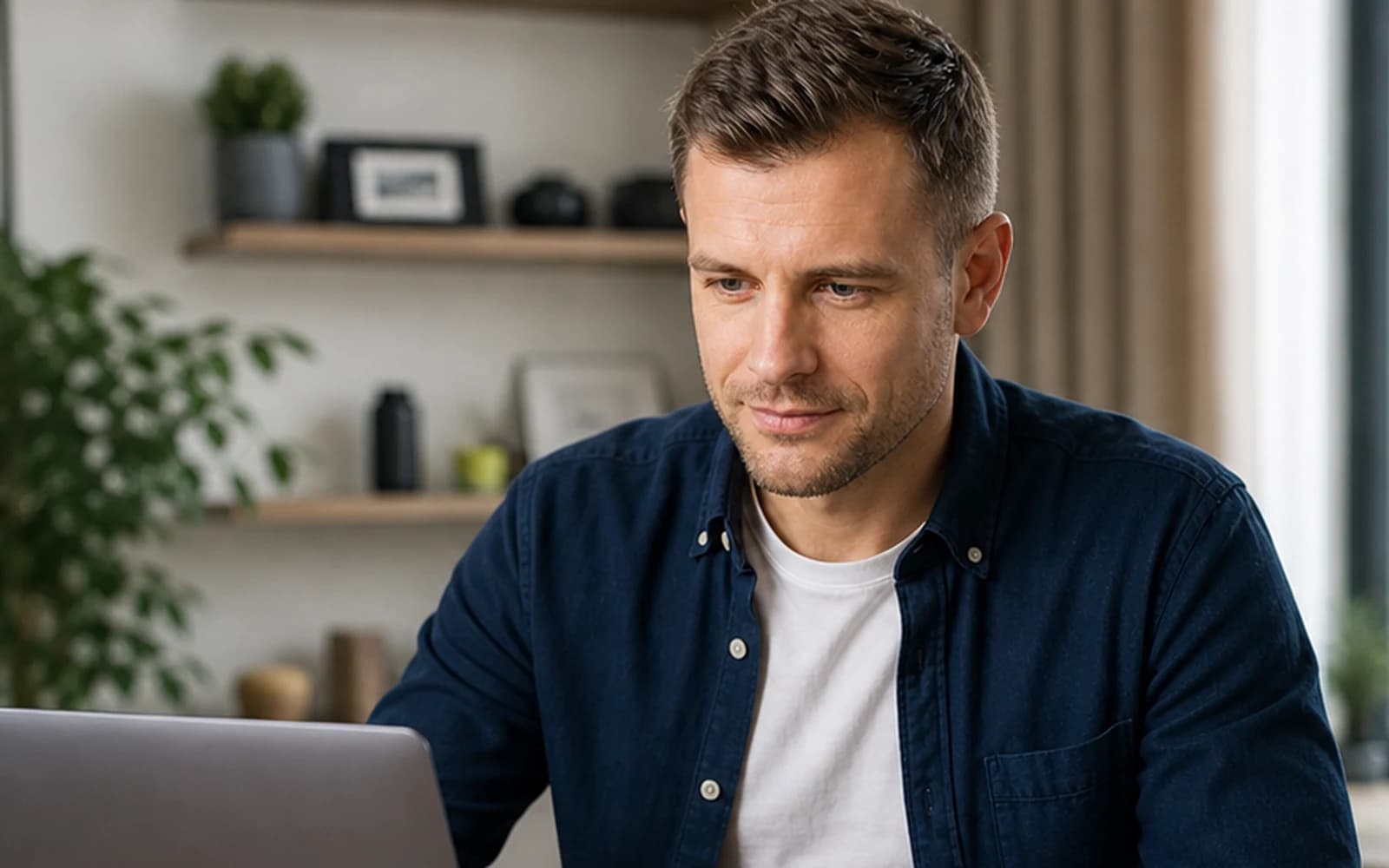 Właściciel mieszkania wykonuje nadpłatę kredytu hipotecznego z poziomu bankowości online.
