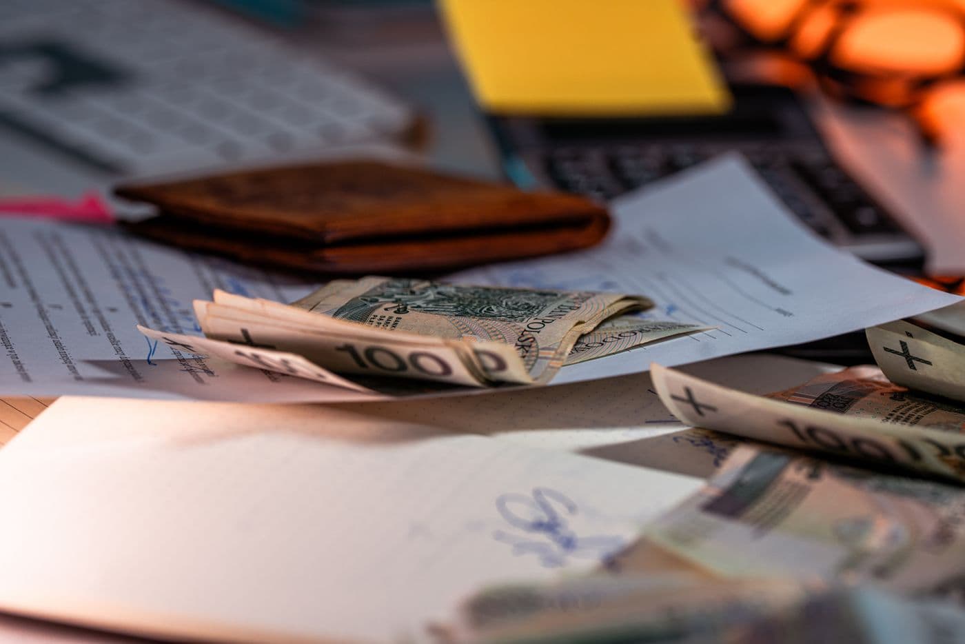 Polskie banknoty i dokumenty wykorzystywane do analizy wpłat PPK.