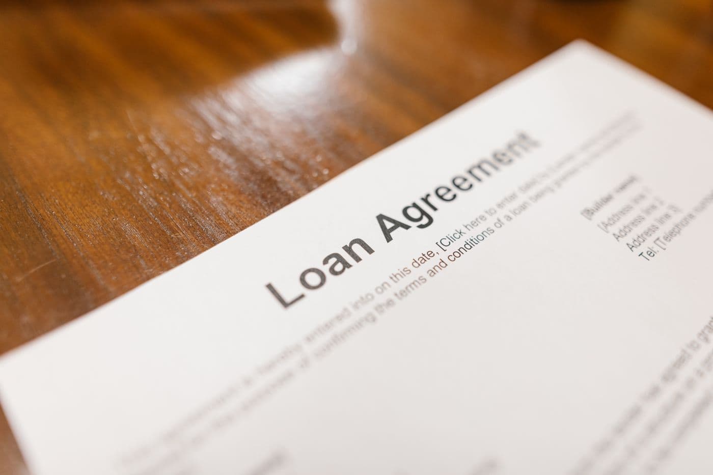 Umowa finansowa analizowana przed podpisaniem.