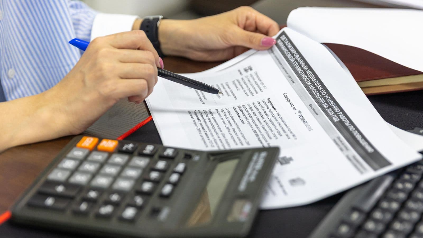 Analiza dokumentów finansowych spółki za pomocą kalkulatora.